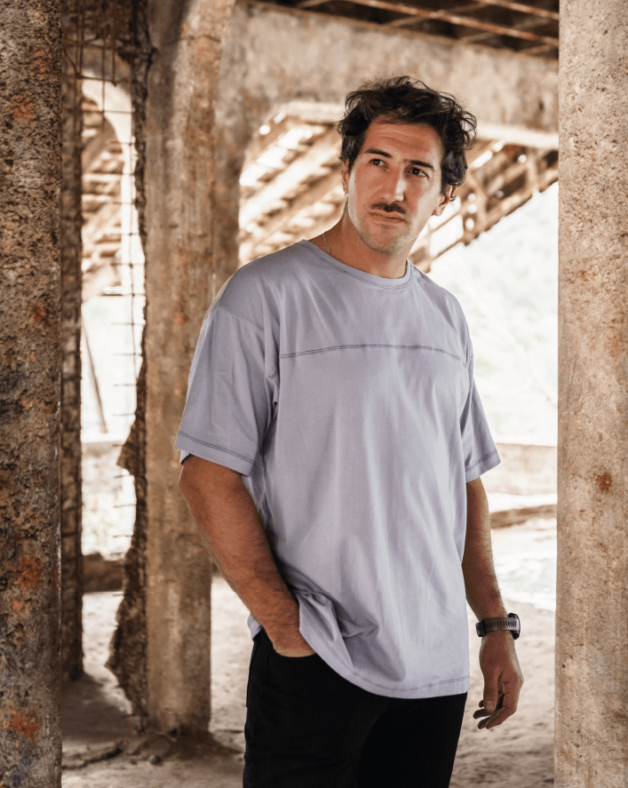 POLERA BASICA GRIS COSTURA